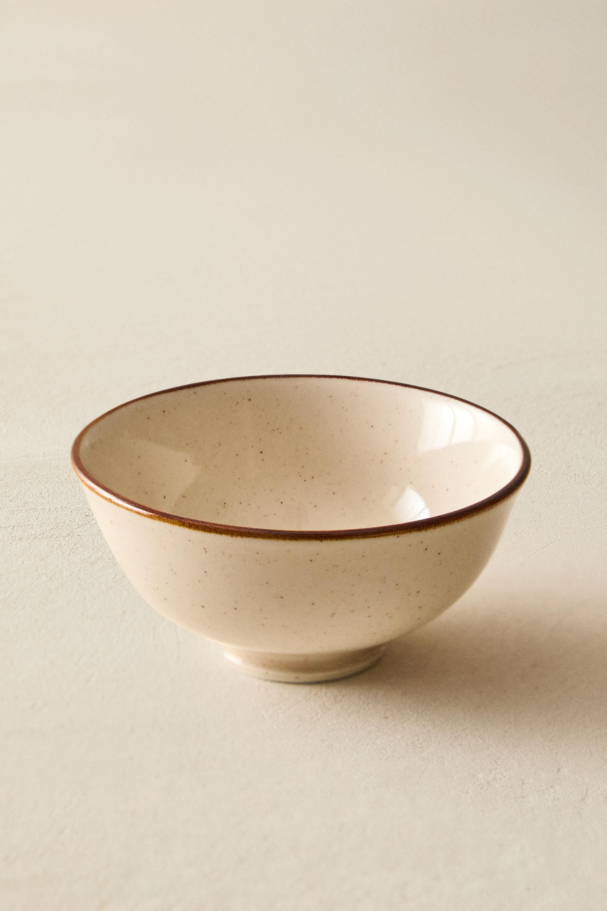 PORCELAIN MINI BOWL WITH ANTIQUE FINISH RIM